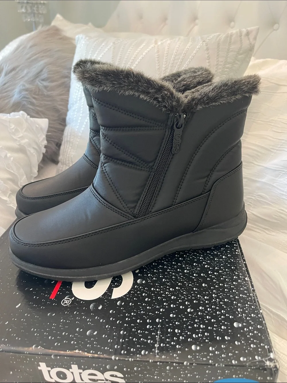 totes Black Dalia Faux-Fur Lined Winter Zip Ankle Boots, size 9.5